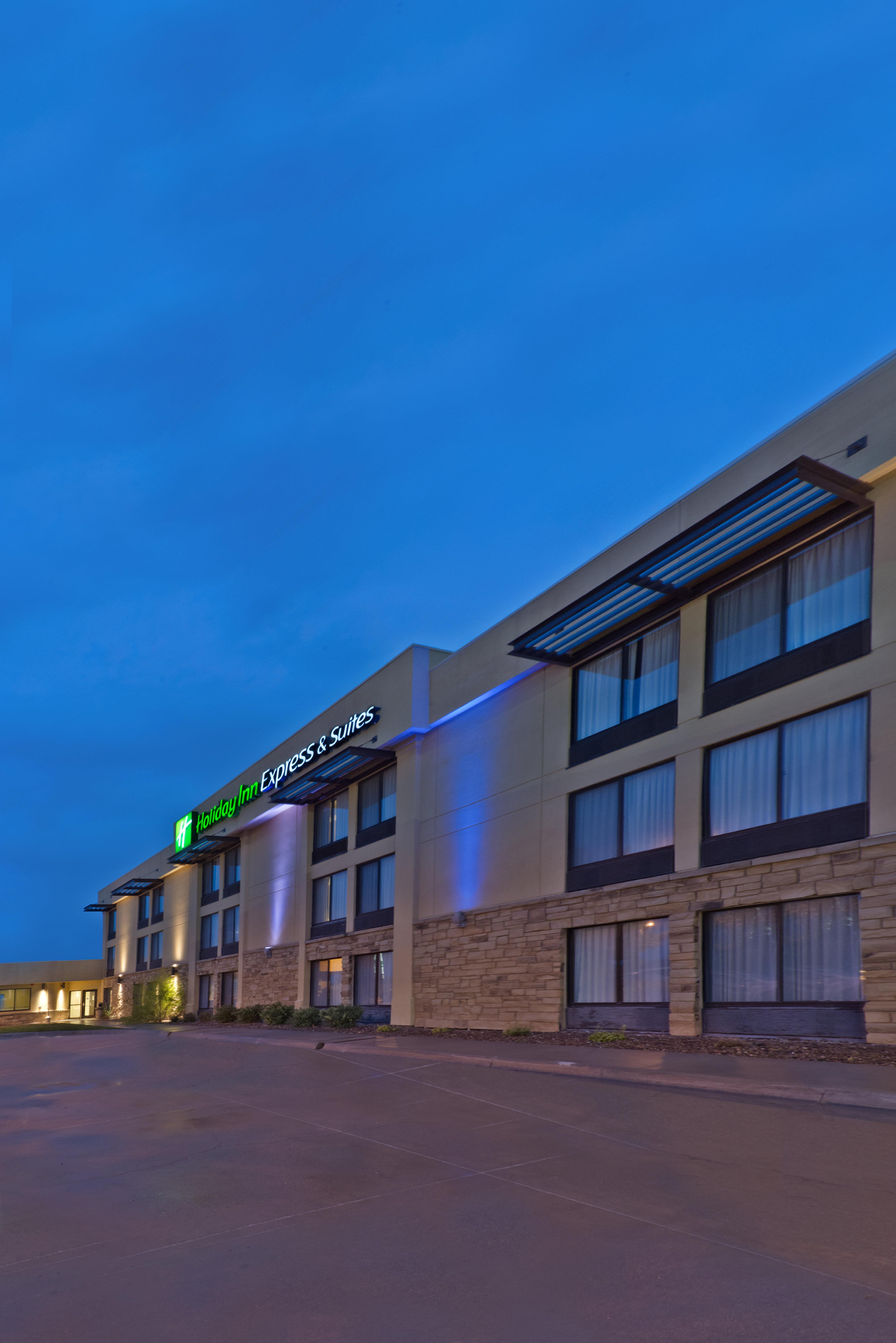 Holiday Inn Express Hotel & Suites Colby, An Ihg Hotel Exterior foto